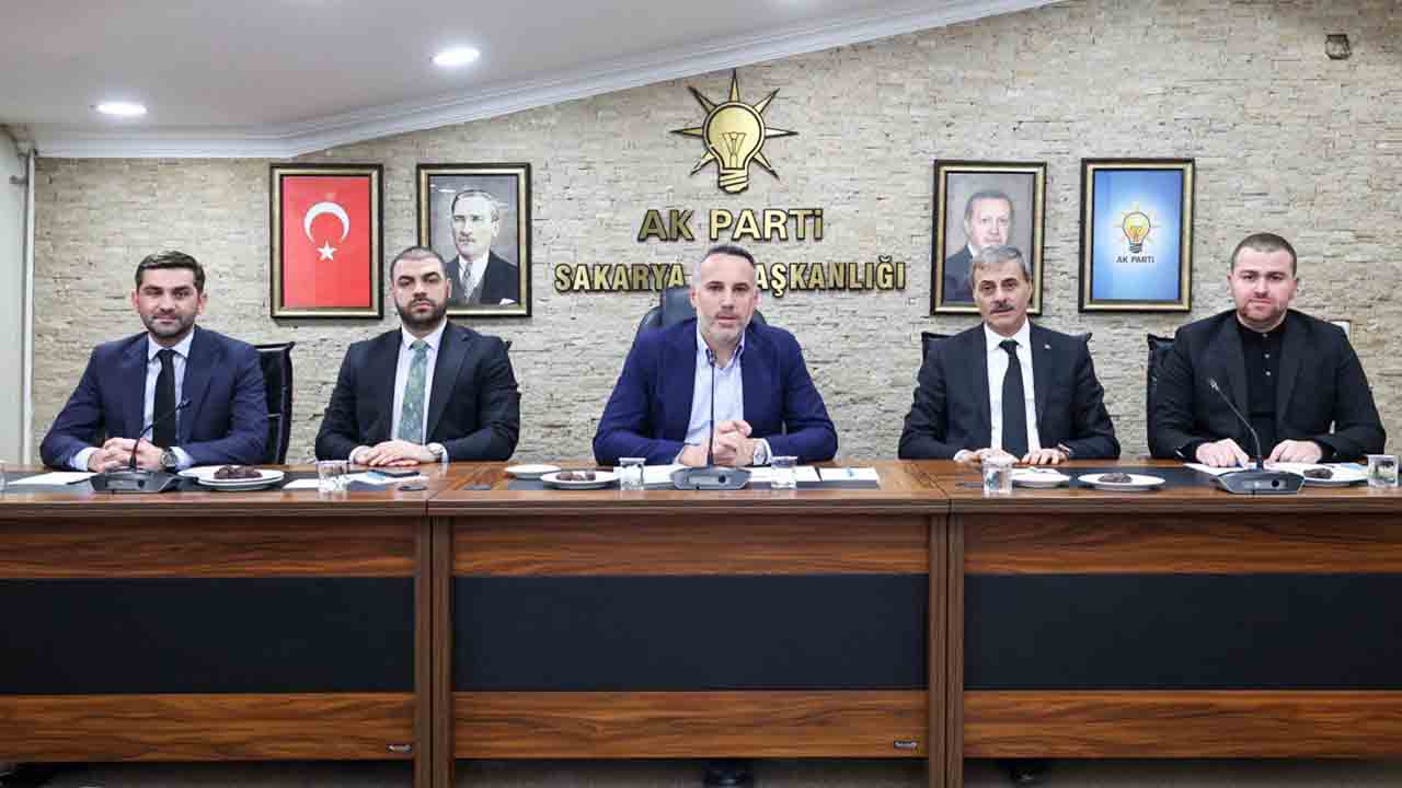 Başkan Alemdar AK Parti yönetimiyle buluştu, yeni dönemin ipuçlarını paylaştı — haber görseli