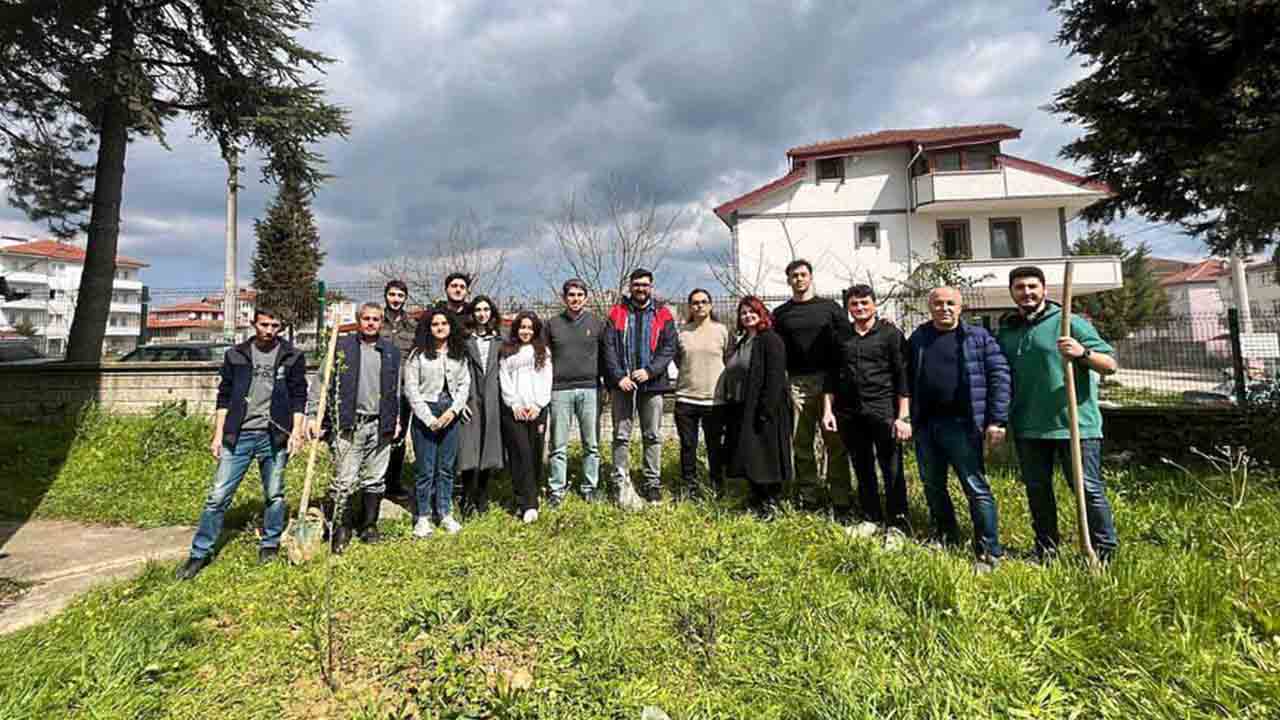 SUBÜ öğrencileri fidanları toprakla buluşturdu — haber görseli