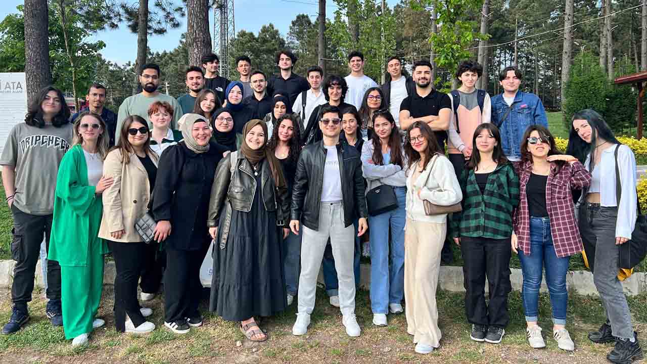 Ferizli MYO öğrencileri Mobil fotoğrafçılık sergisine hazırlar — haber görseli