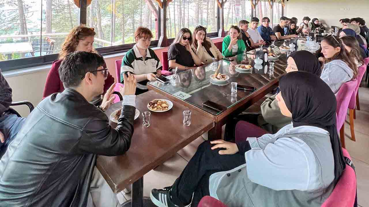 Ferizli MYO öğrencileri Mobil fotoğrafçılık sergisine hazırlar — haber görseli