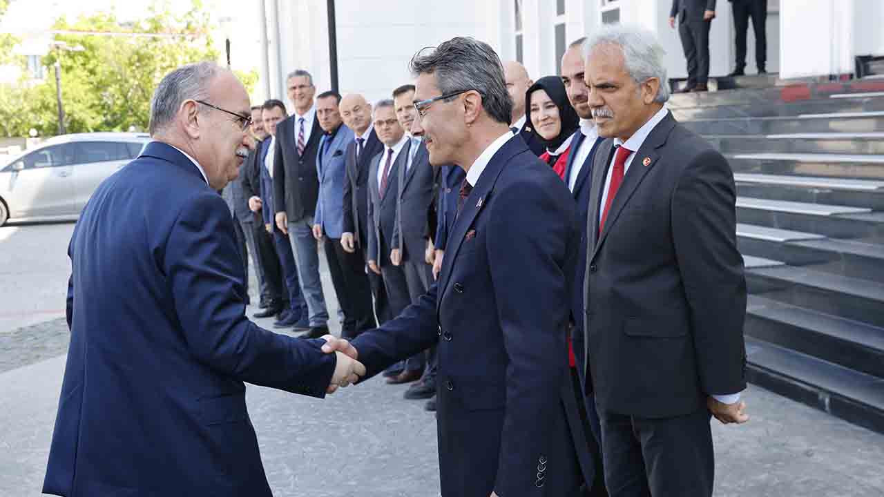 Sakarya Valisi Yaşar Karadeniz’den Erenler Belediye Başkanı Şenol Dinç’e iadeyi ziyaret — haber görseli