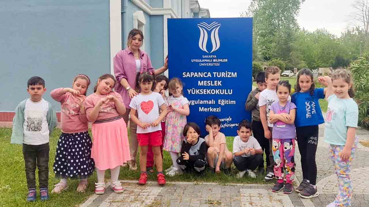 Kekler minik ellerden çıktı — haber görseli