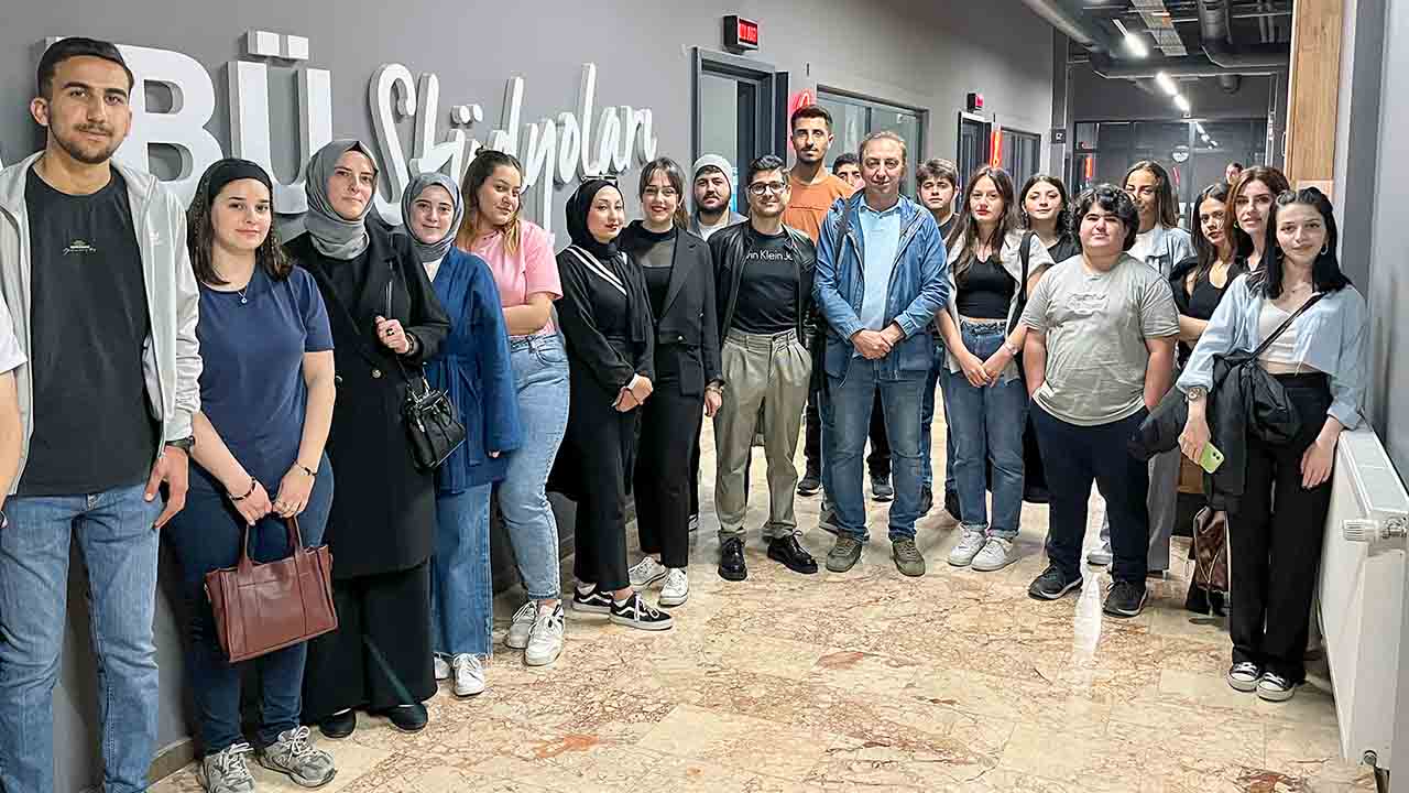 Derslerini SUBÜ Stüdyoları’nda işlediler — haber görseli