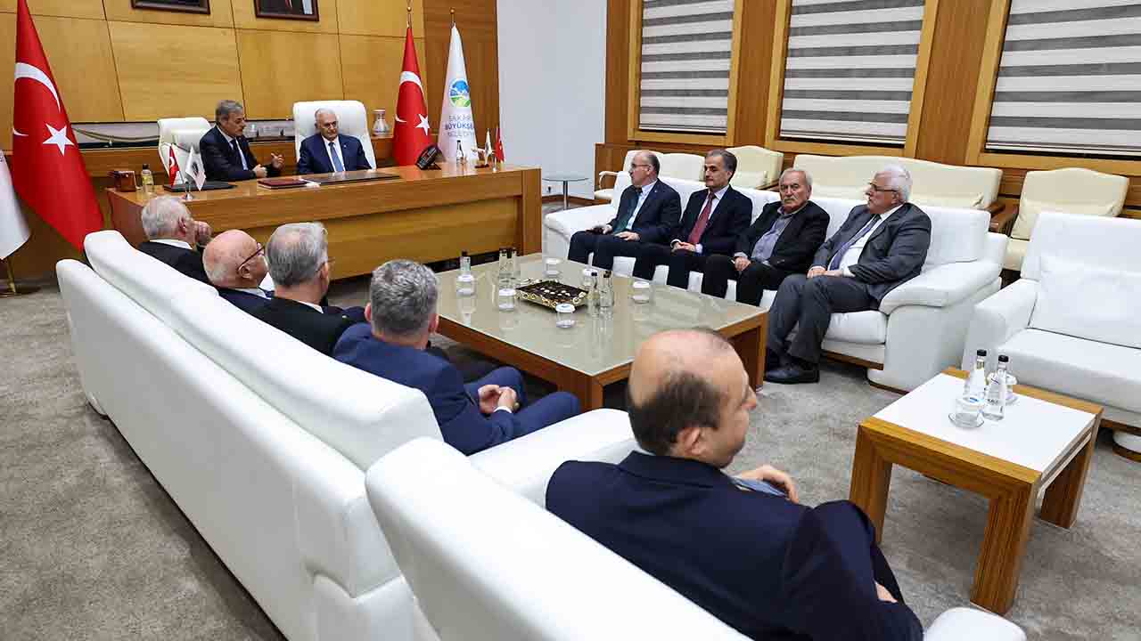 Binali Yıldırım Büyükşehir'de: “Sakarya Türkiye Yüzyılı'nın parlak şehri olacak” — haber görseli