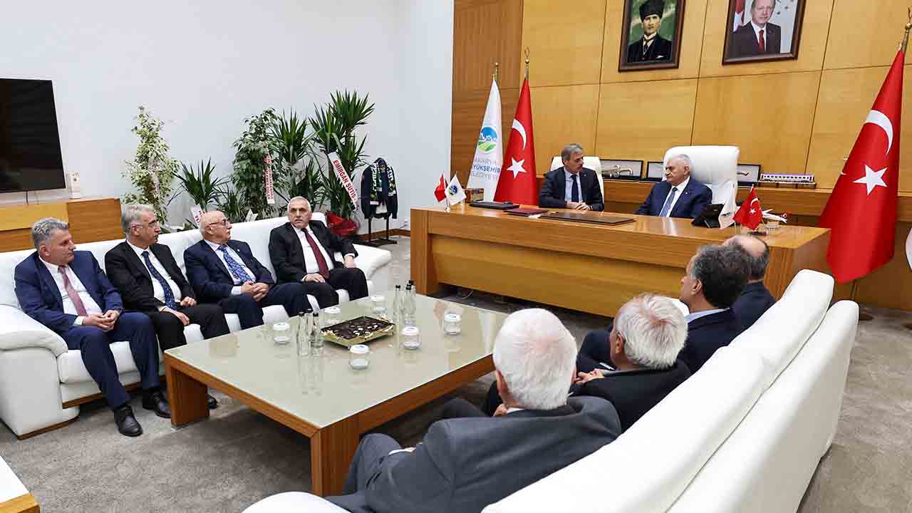 Binali Yıldırım Büyükşehir'de: “Sakarya Türkiye Yüzyılı'nın parlak şehri olacak” — haber görseli