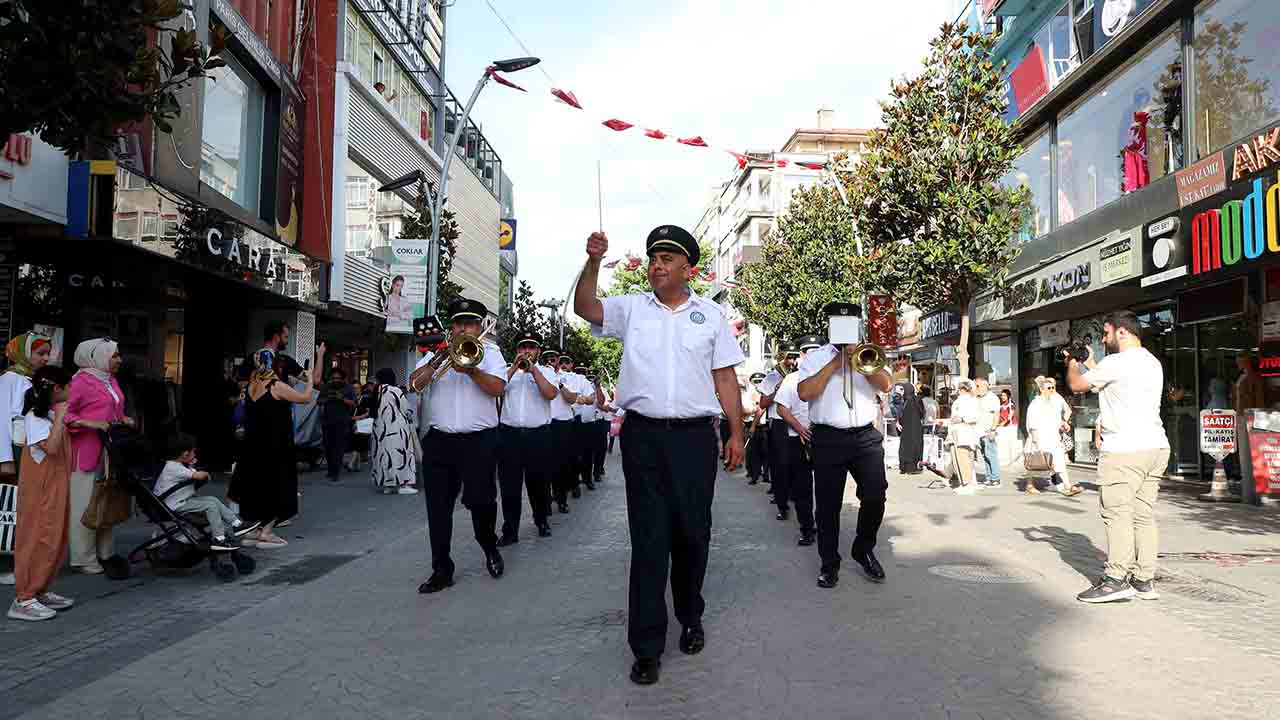 Çark Caddesi Büyükşehir’in orkestrasıyla şenlendi: Besteler hep bir ağızdan — haber görseli