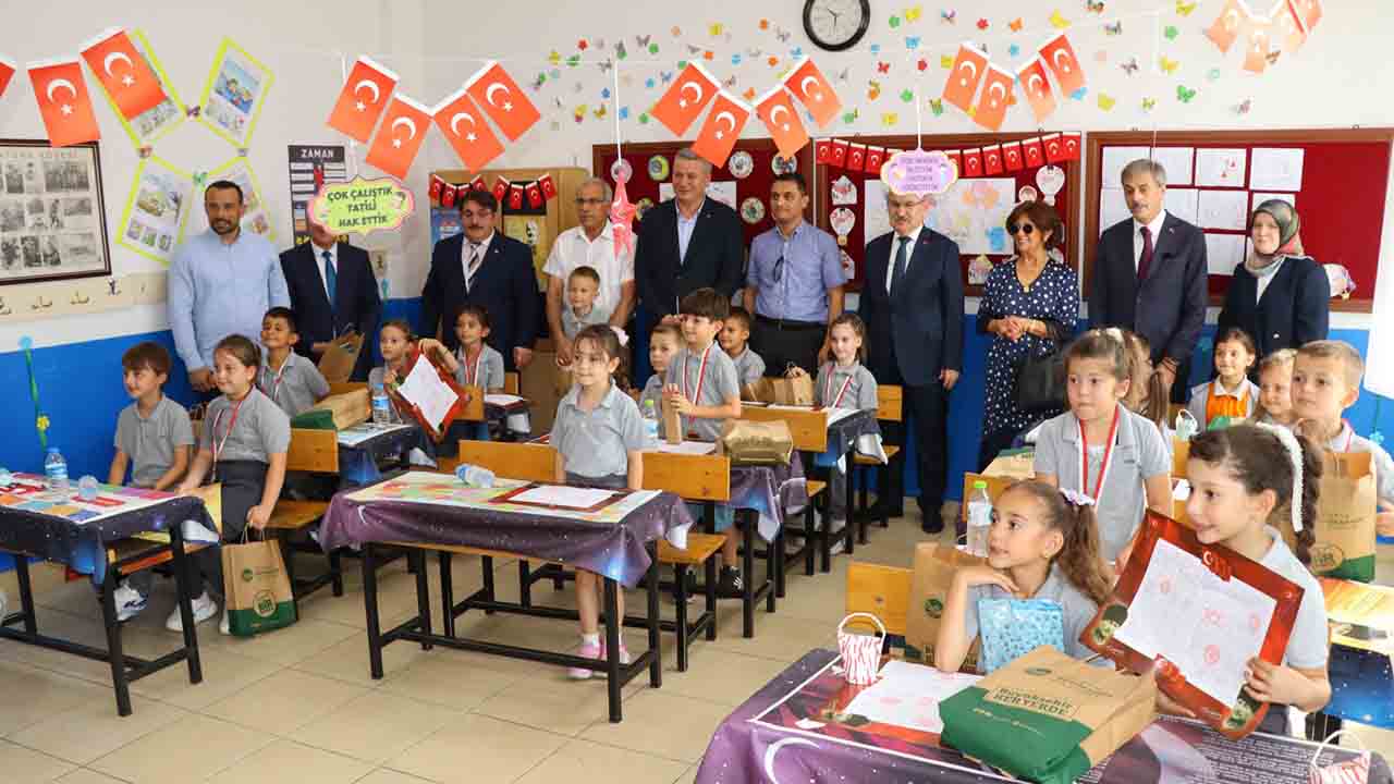 Sakaryalı hayırsever, Öğrencilerin Karne heyecanını paylaştı — haber görseli