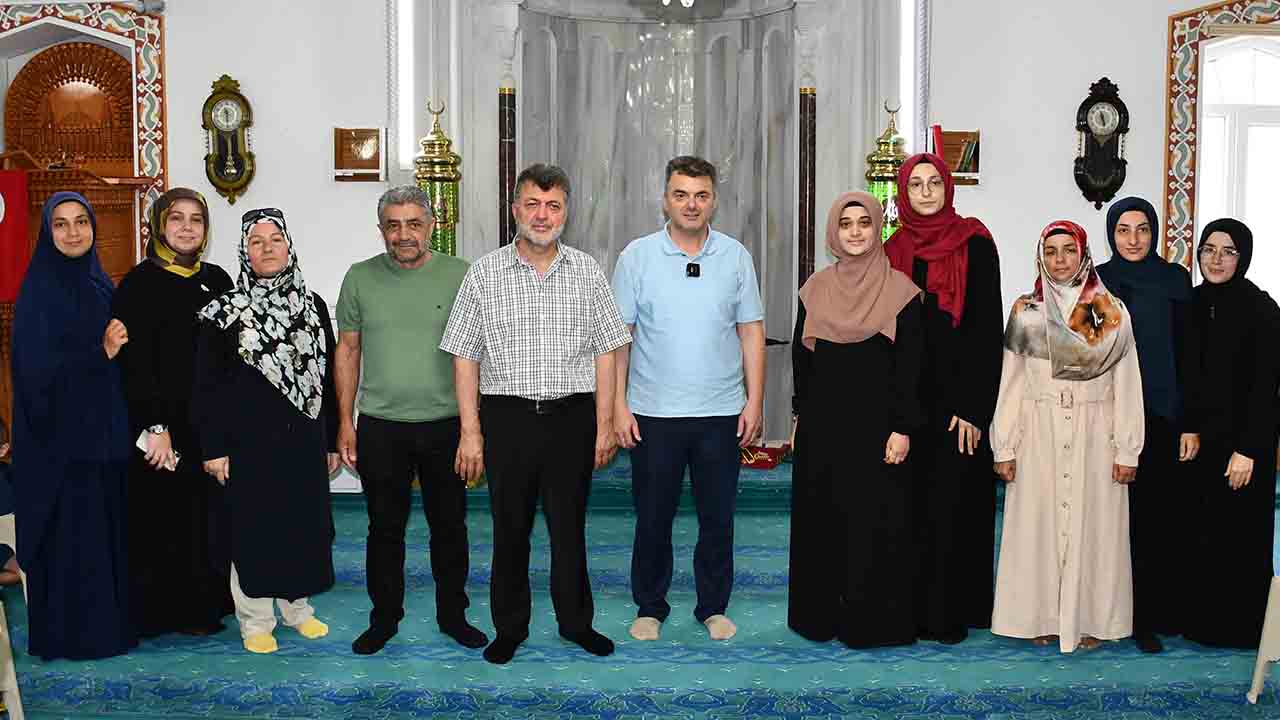Karasu Belediye başkanı İshak Sarı’dan Kur’an öğrenen miniklere sürpriz ziyaret — haber görseli