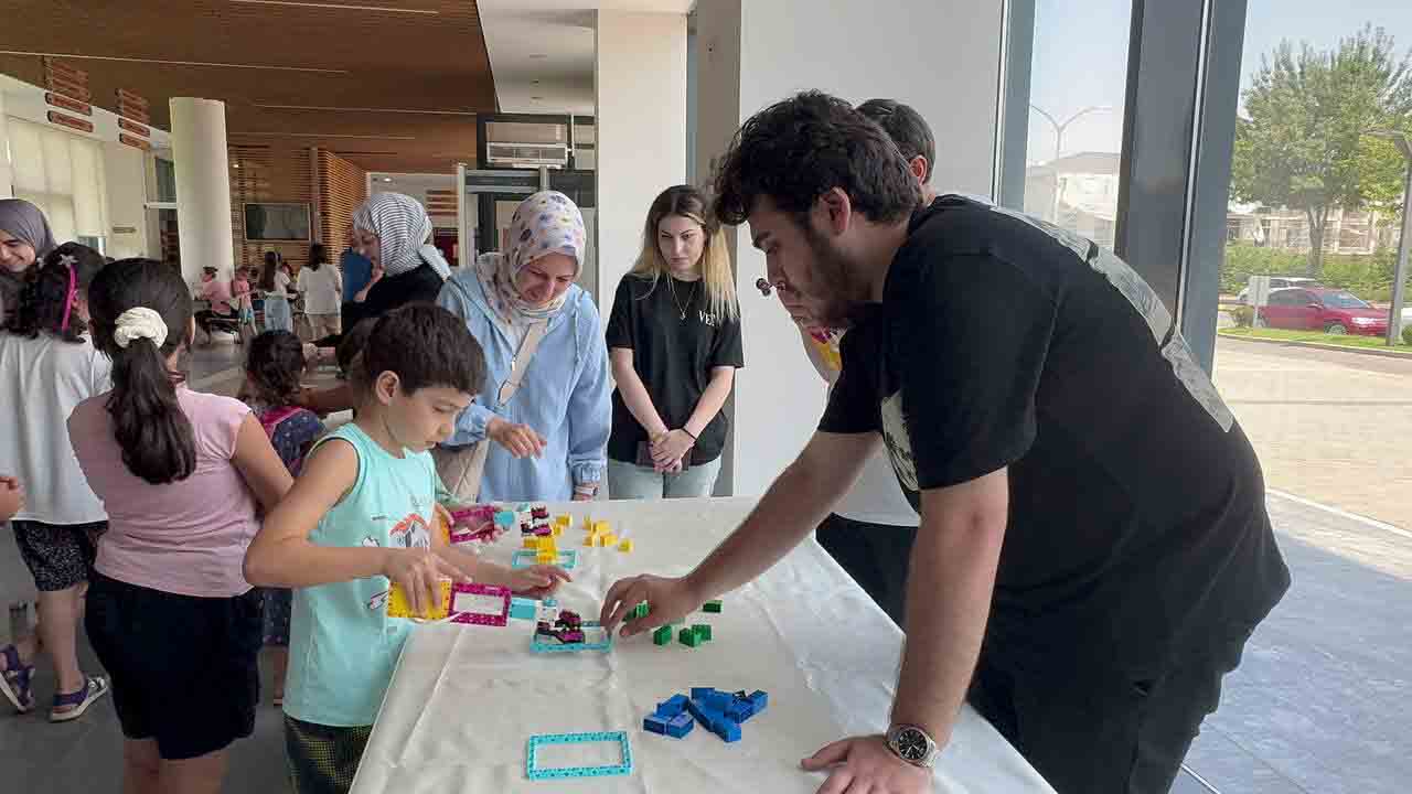 Büyükşehir SGM’de teneffüs zili çaldığı an legolar masaya dökülüyor — haber görseli