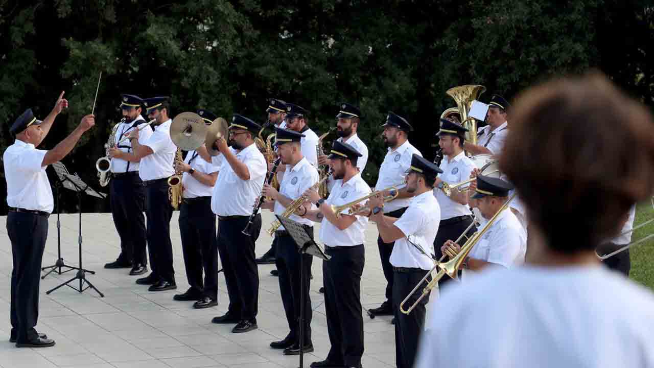 Büyükşehir Kent Orkestrası efsane parçalarla Yenikent’e neşe götürdü — haber görseli