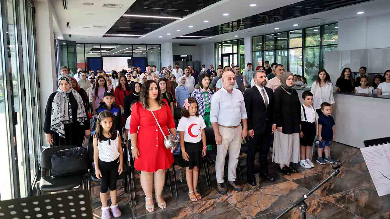 Ay Yıldızlı bayraklarla süslenen vadiden anlamlı mesaj — haber görseli