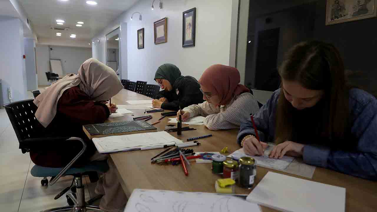 Geleneksel sanatlarda gençler yeteneklerini keşfediyor — haber görseli