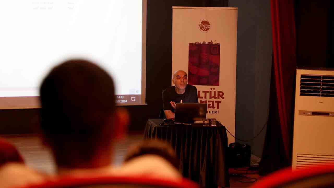 Enver Gülşen sinemayı anlattı: “Bu sanat soyut zamanı somutlaştıran bir heykeltıraş” — haber görseli