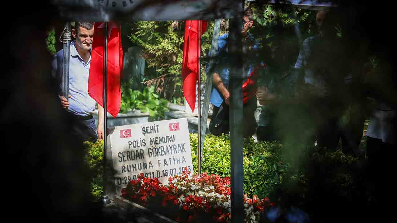 Başkan Alemdar, 15 Temmuz’un sabahında şehit Serdar Gökbayrak’ın kabrindeydi — haber görseli