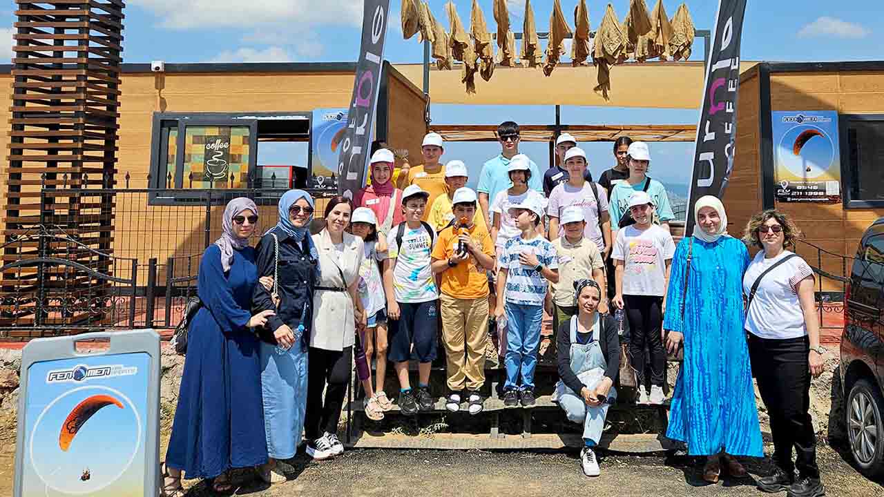 Büyükşehir’in minikleri Paraşüt Tepe’de gökyüzünü renklerle boyadı — haber görseli