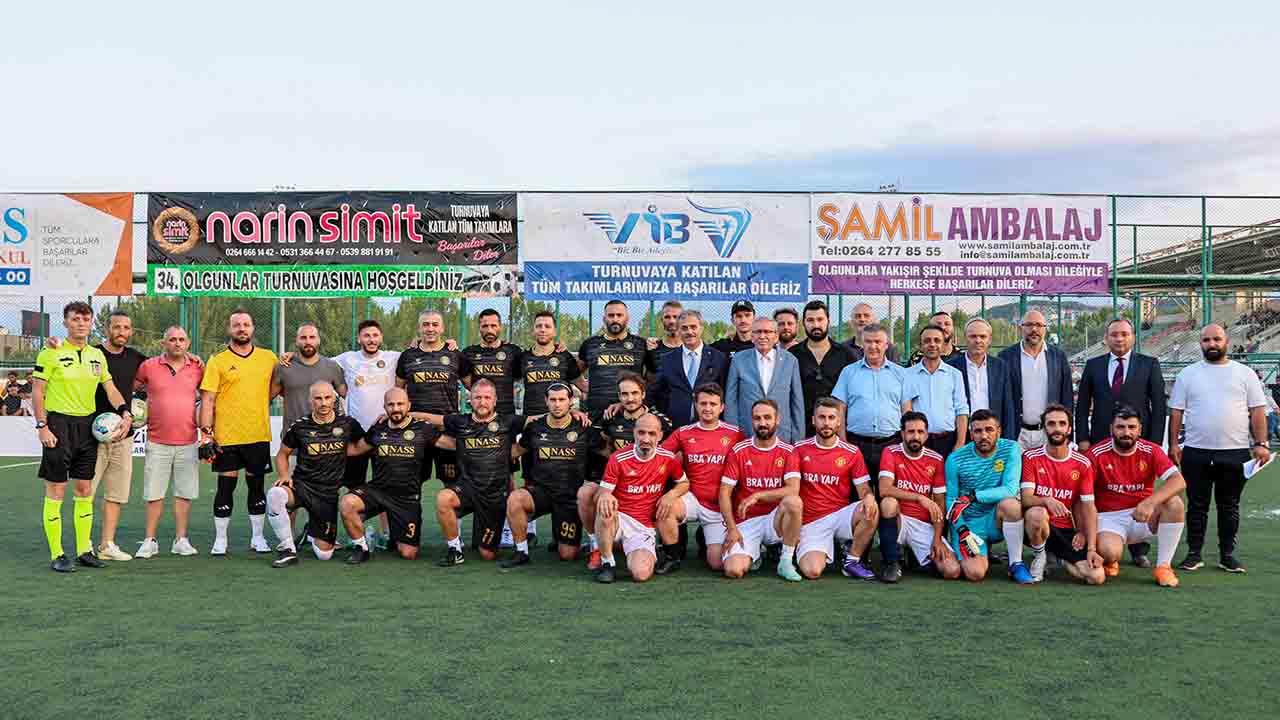 Açılış maçının santrasını Başkan Alemdar yaptı 34. Sakarya Olgunlar Futbol Turnuvası başladı — haber görseli
