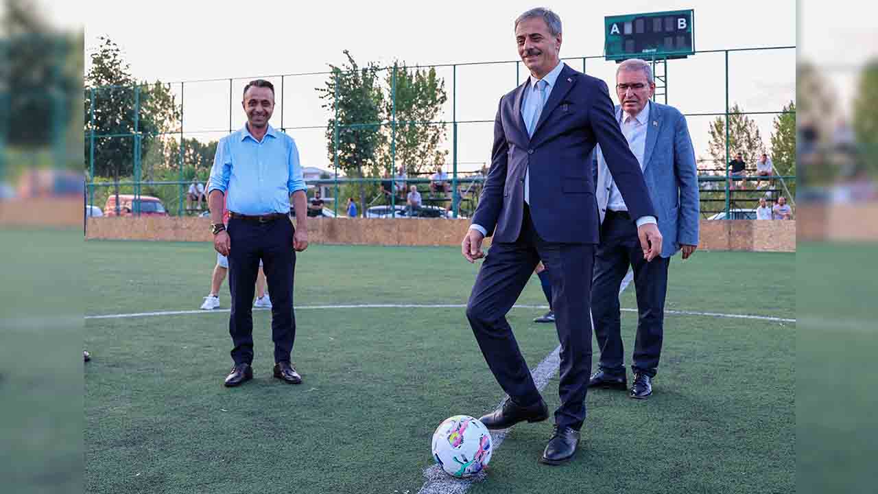 Açılış maçının santrasını Başkan Alemdar yaptı 34. Sakarya Olgunlar Futbol Turnuvası başladı — haber görseli