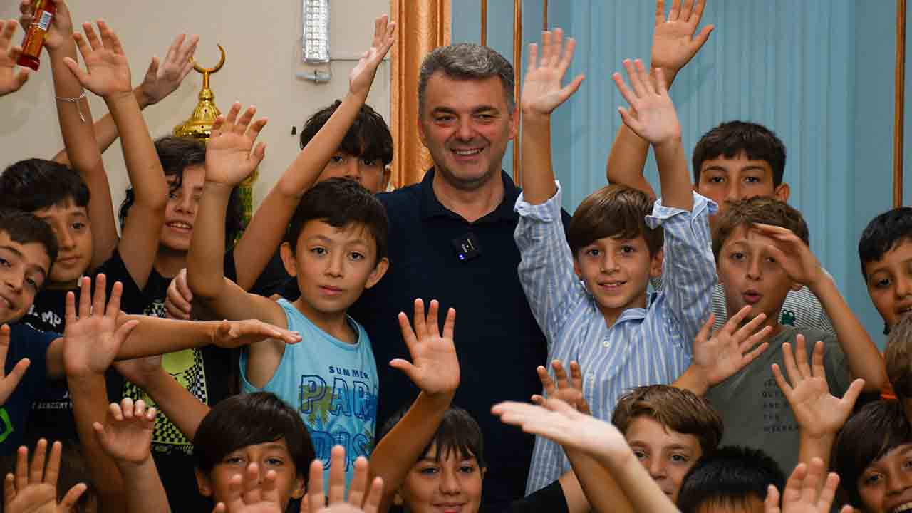 İshak Sarı, Osmanlı Camii Yaz Kur'an Kursunda Eğitim gören öğrencilerle buluştu — haber görseli