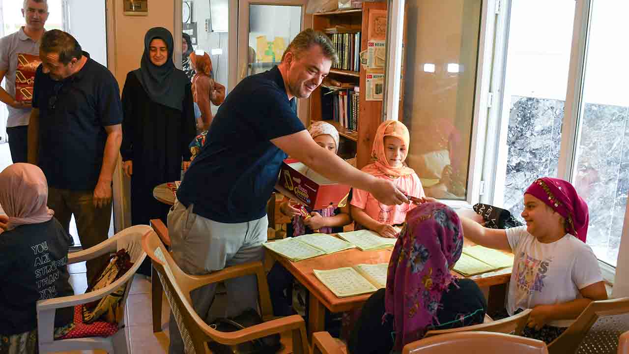 İshak Sarı, Osmanlı Camii Yaz Kur'an Kursunda Eğitim gören öğrencilerle buluştu — haber görseli