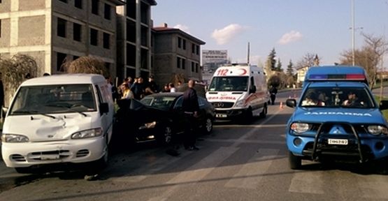 Acar ailesi kaza geçirdi — haber görseli