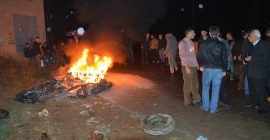 Ateş Yakıp trafonun Önünde Nöbet Tuttular — haber görseli