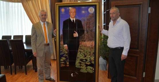 Başkana Boyu Kadar Tablo Hediye Edildi — haber görseli