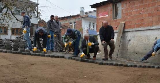 Belediye başkanı İşçilerle Kilitli Parke Döşedi — haber görseli