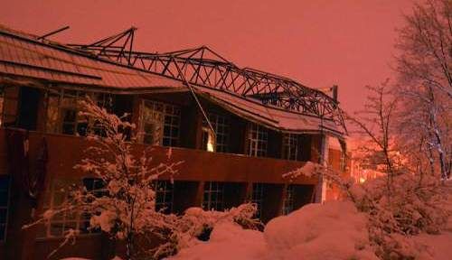 Kar Yüküne Dayanamayınca çöktü — haber görseli