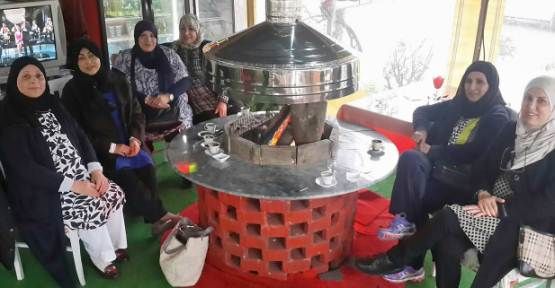 Kuveytli  Bayan Turistlerin Közde Kahve Keyfi — haber görseli