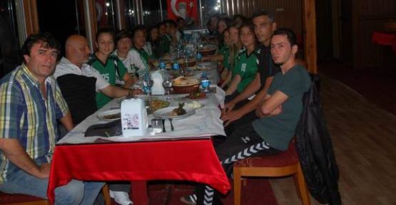 Moral Yemeğinde Kaptan Kemençe Çaldı Futbolcular Oynadı — haber görseli