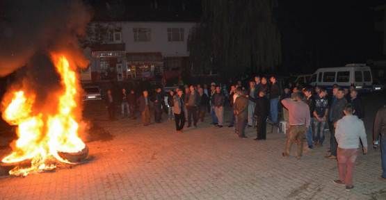 Mum Işığında Ders Yapmaya Çalışıyorlar — haber görseli