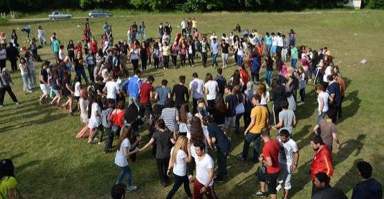 Üniversite Öğrencileri Final Öncesi Maden Deresinde Stres Attılar — haber görseli